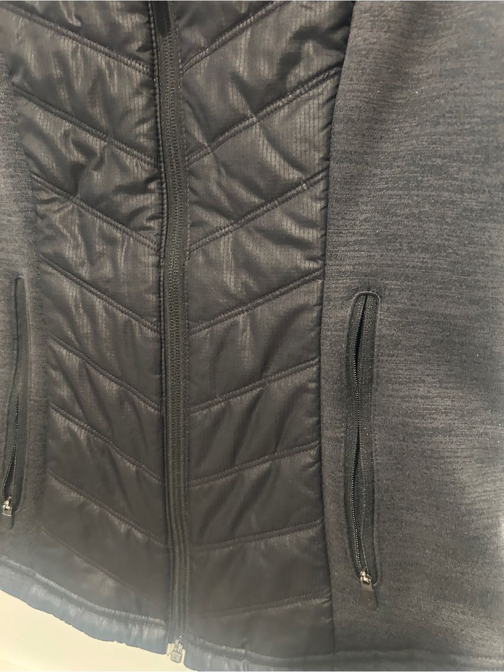 ZELLA woman’s black puffer vest size medium - Picture 4 of 6